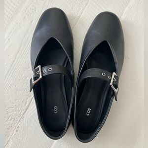 COS Black Leather Flats with Buckle. Size 41.